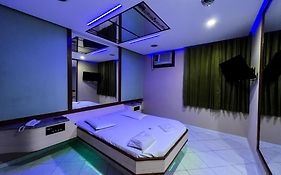 Status Motel